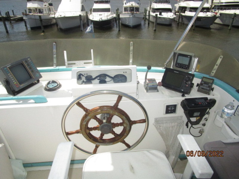 38' Marine Trader flybridge helm