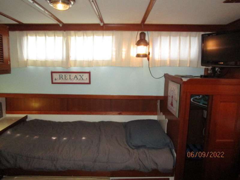 38' Marine Trader master stateroom port
