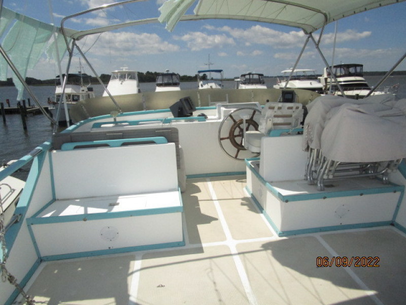 38' Marine Trader flybridge forward