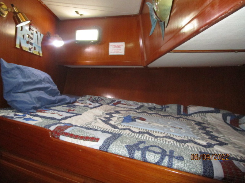 38' Marine Trader guest stateroom port
