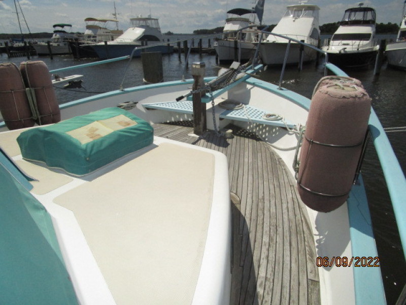 38' Marine Trader foredeck2