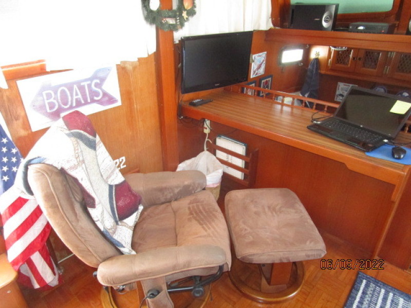 38' Marine Trader salon port forward