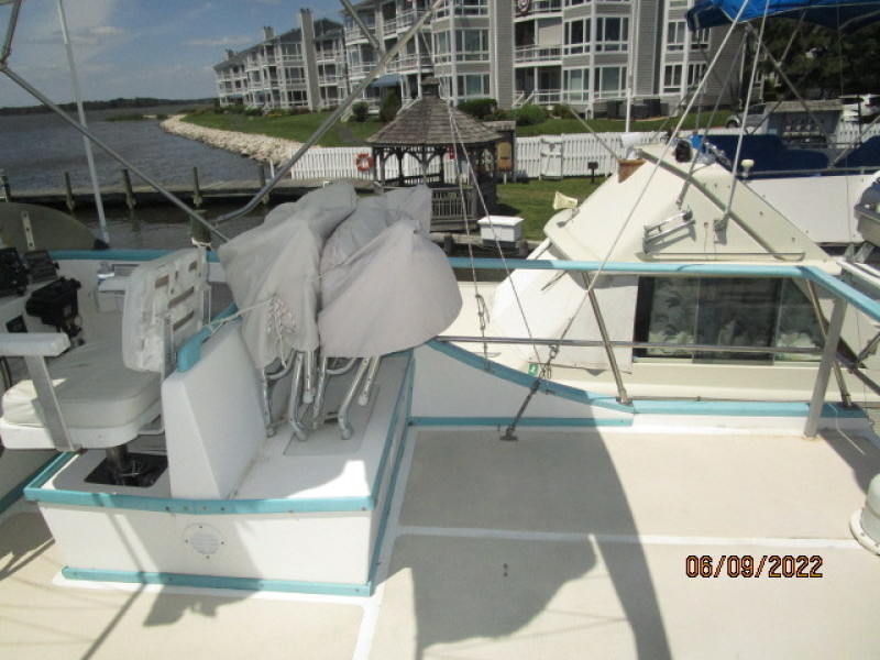 38' Marine Trader flybridge starboard