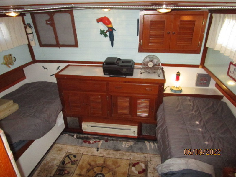 38' Marine Trader master stateroom