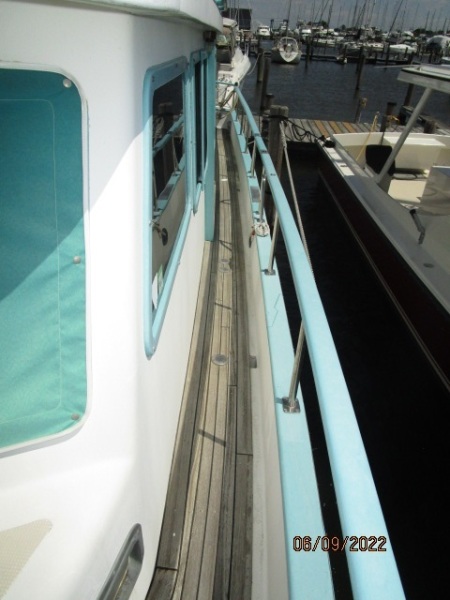 38' Marine Trader port side deck1