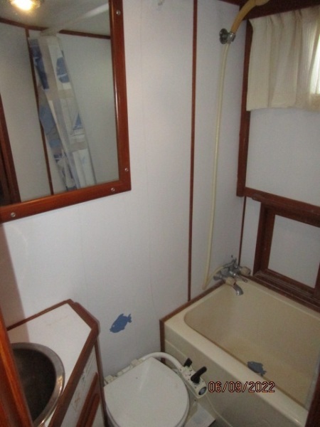 38' Marine Trader master stateroom head