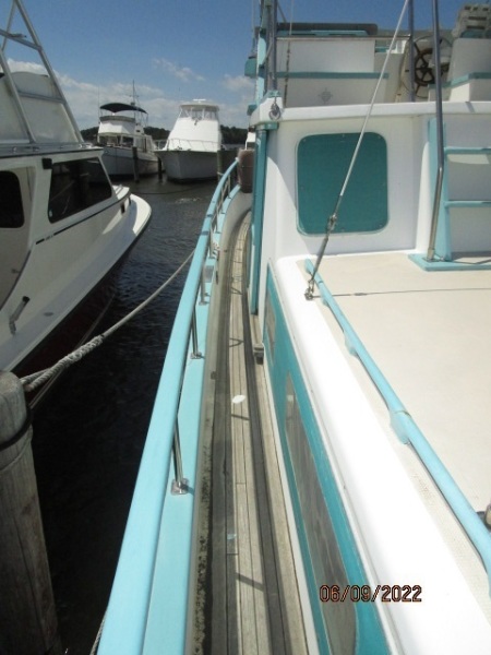 38' Marine Trader port side deck2