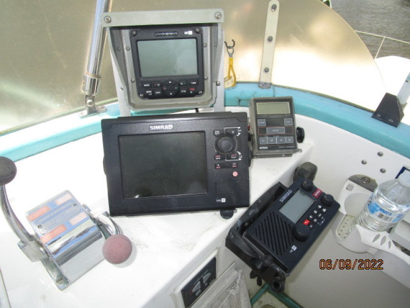 38' Marine Trader flybridge electronics1