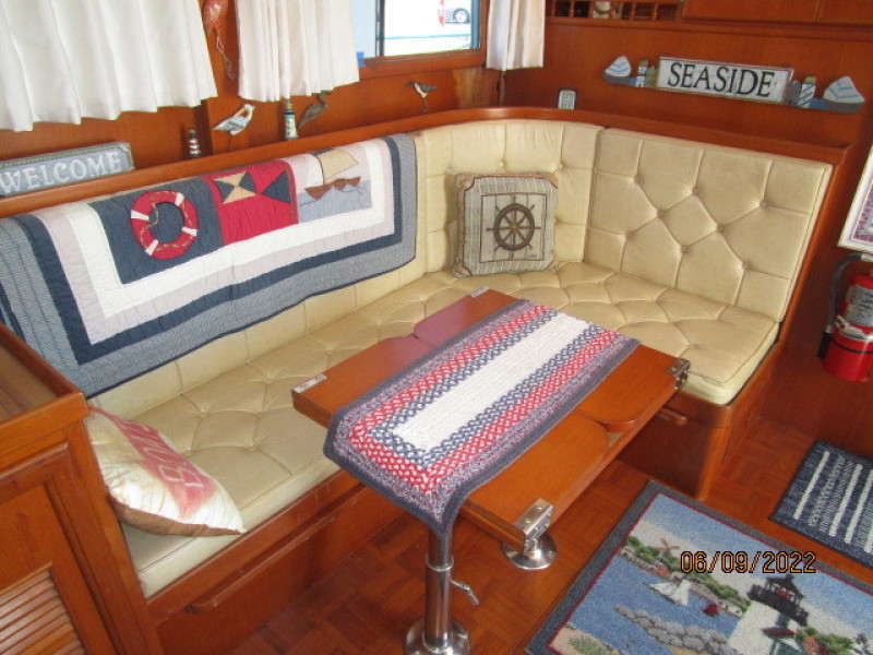38' Marine Trader salon seating