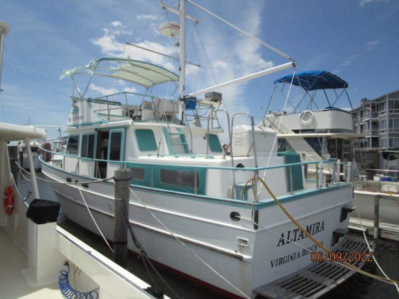 38' Marine Trader port aft profile