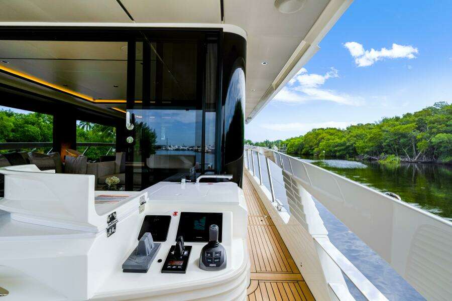 75ft Absolute Yacht For Sale