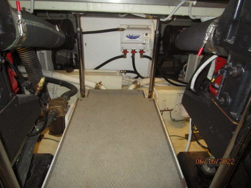36' Carver engine room aft