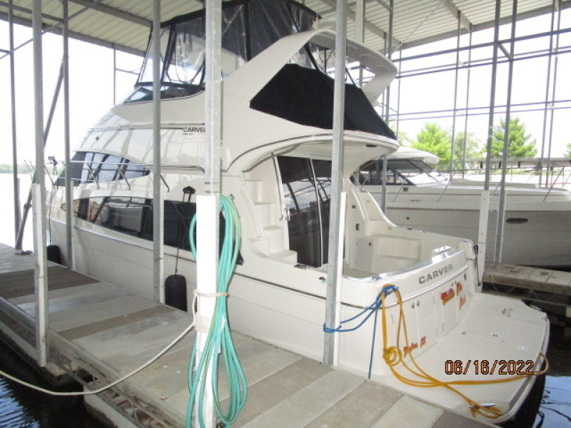 36' Carver port aft profile