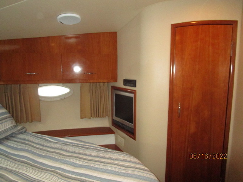 36' Carver master stateroom starboard