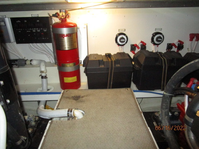 36' Carver engine room forward