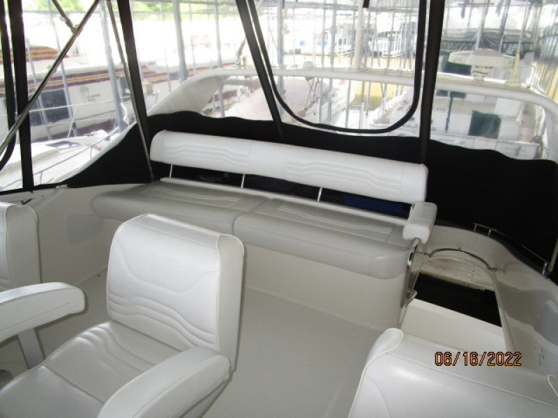 36' Carver flybridge aft