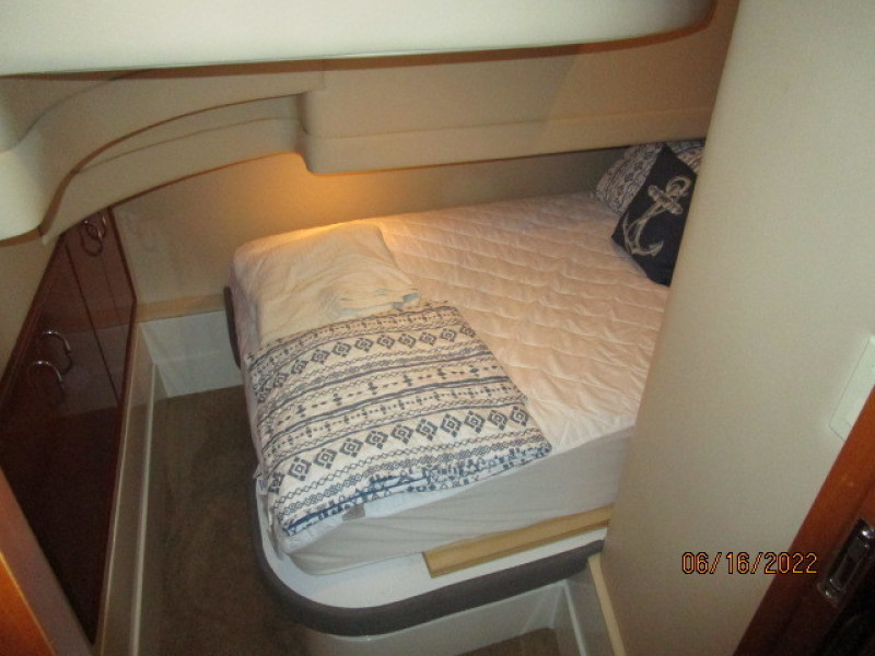 36' Carver guest stateroom