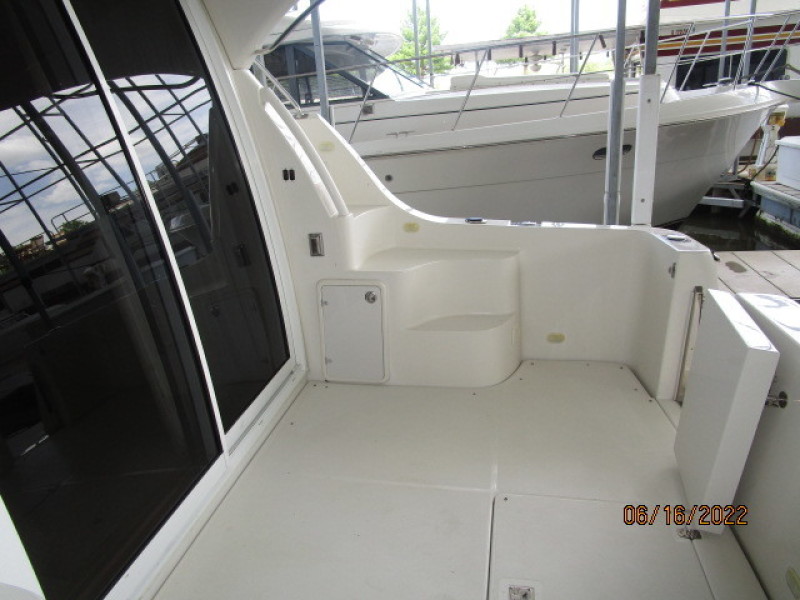 36' Carver aftdeck starboard