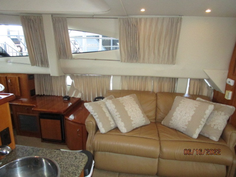 36' Carver salon starboard