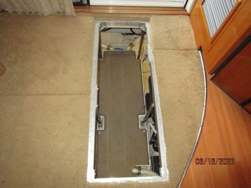 36' Carver engine room access