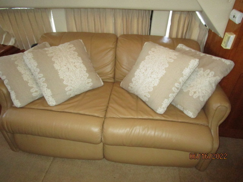 36' Carver salon starboard seating