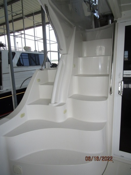 36' Carver aftdeck-flybridge steps