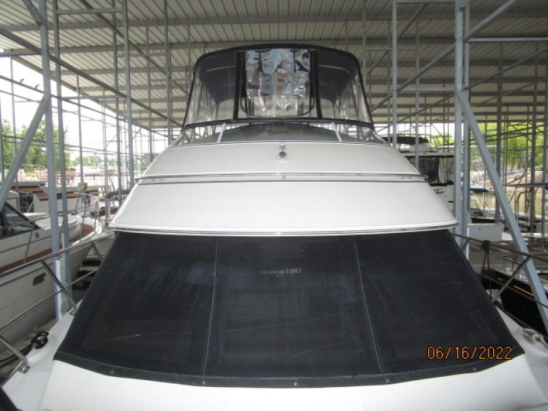 36' Carver foredeck aft