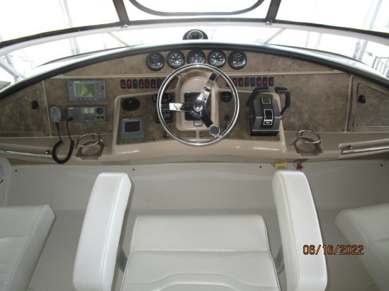 36' Carver flybridge helm