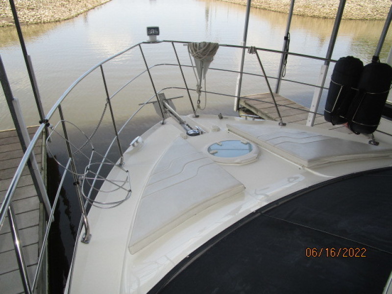 36' Carver foredeck