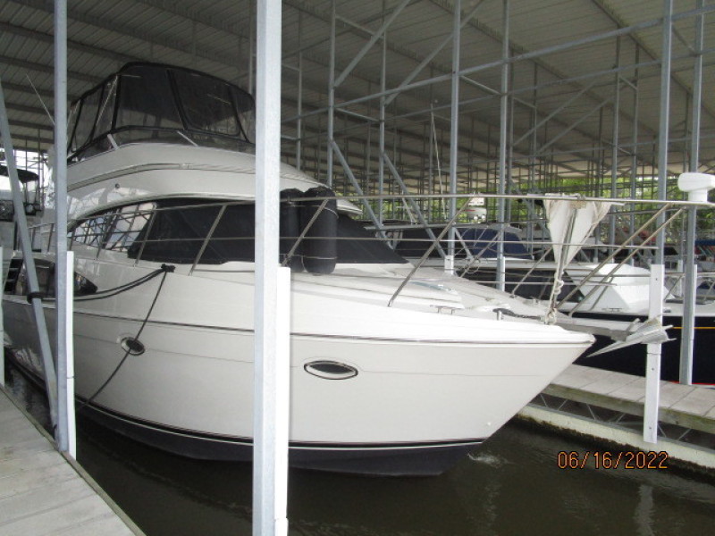 36' Carver starboard forward profile