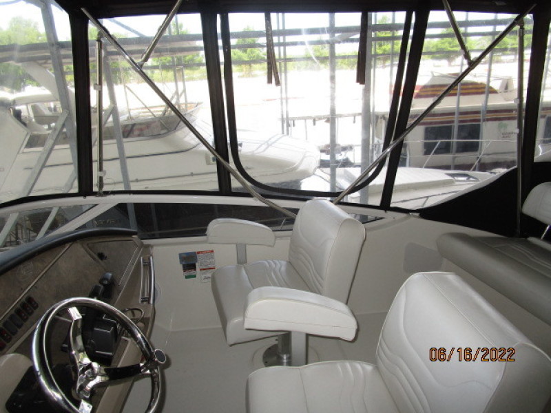 36' Carver flybridge starboard