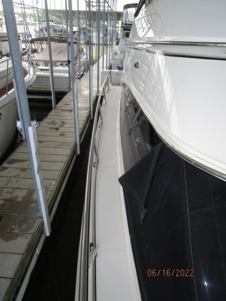 36' Carver starboard side deck