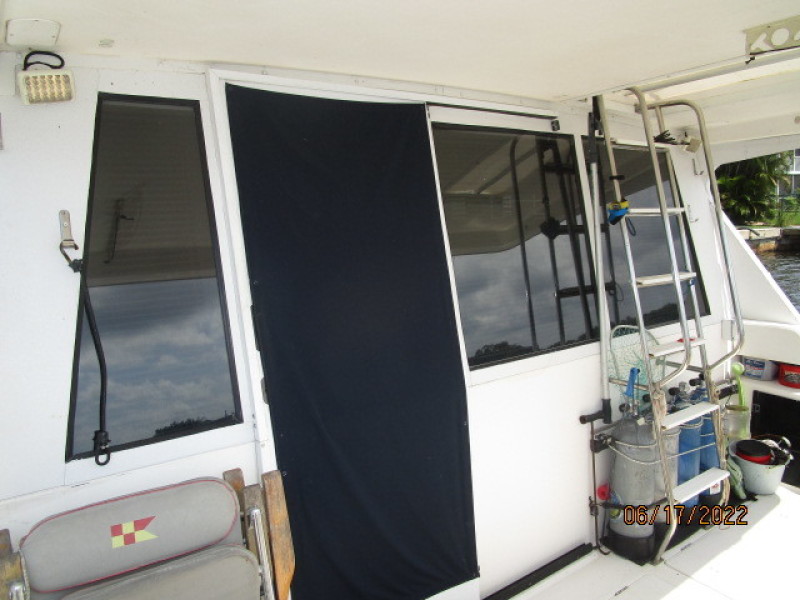 47' Bayliner aftdeck forward