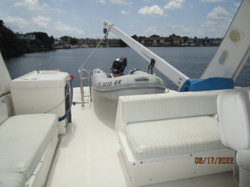 47' Bayliner flybridge aft