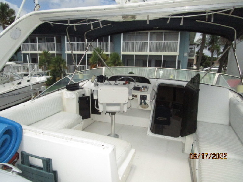 47' Bayliner flybridge forward