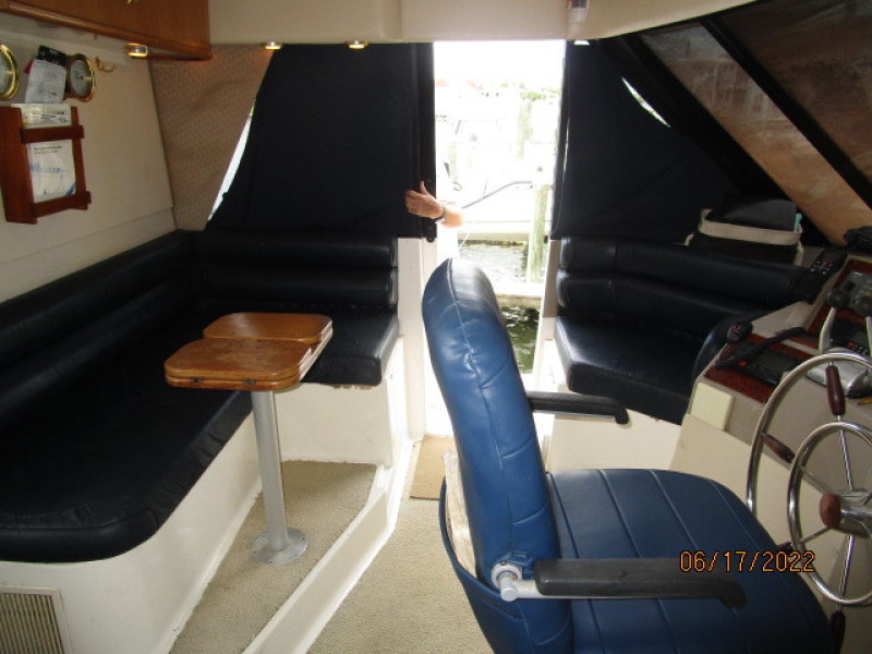 47' Bayliner pilothouse port