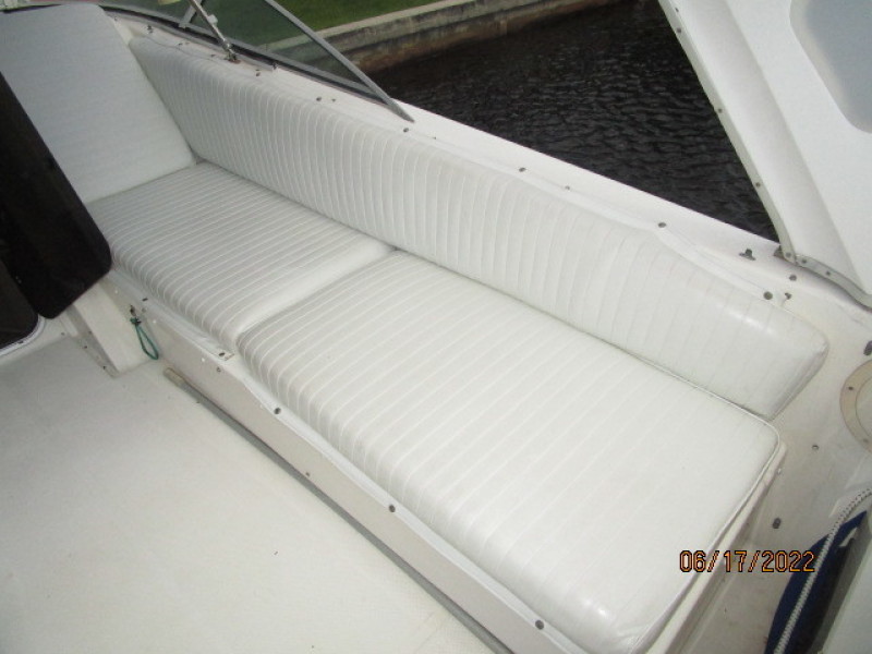 47' Baylinier flybridge starboard seating