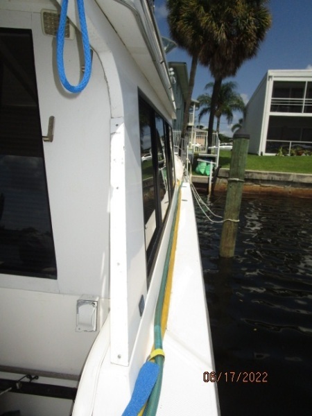 47' Bayliner starboard side deck1