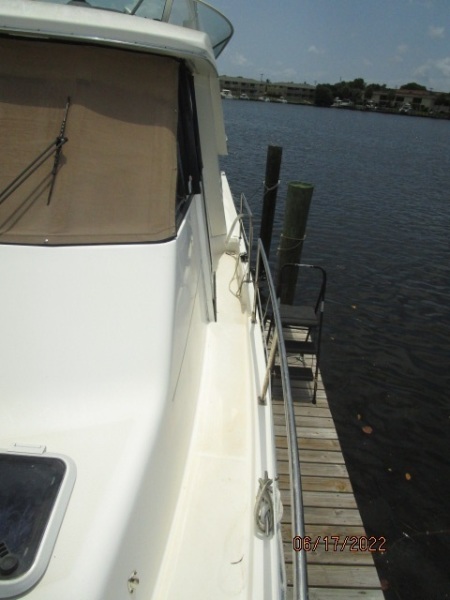 47' Bayliner port side deck2