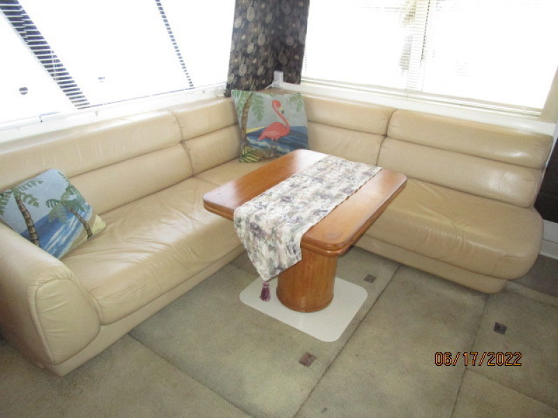 47' Bayliner salon starboard seating