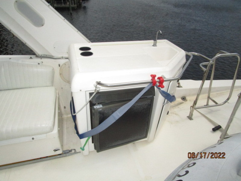 47' Bayliner flybridge wetbar