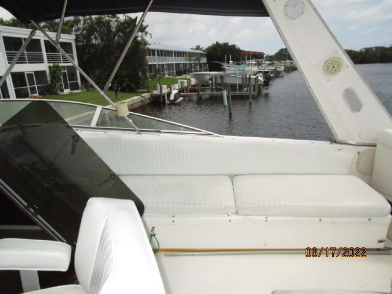 47' Bayliner flybridge starboard