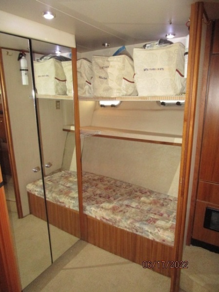 47' Bayliner port forward guest stateroom
