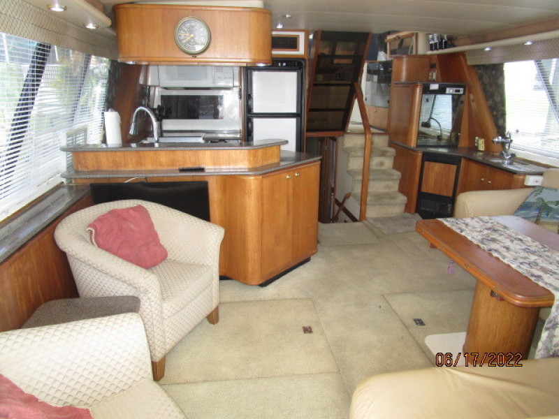 47' Bayliner salon forward