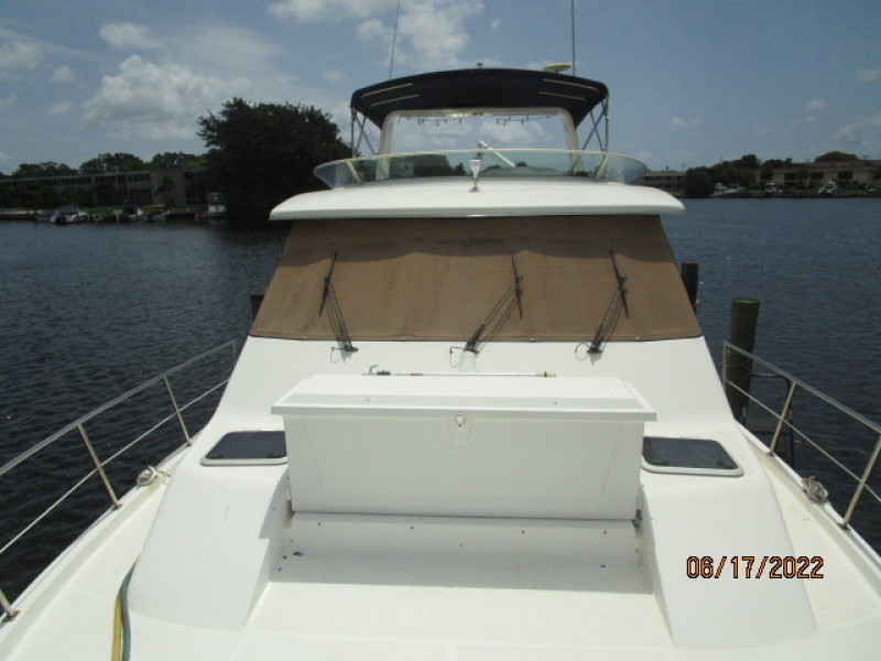 47' Bayliner foredeck aft