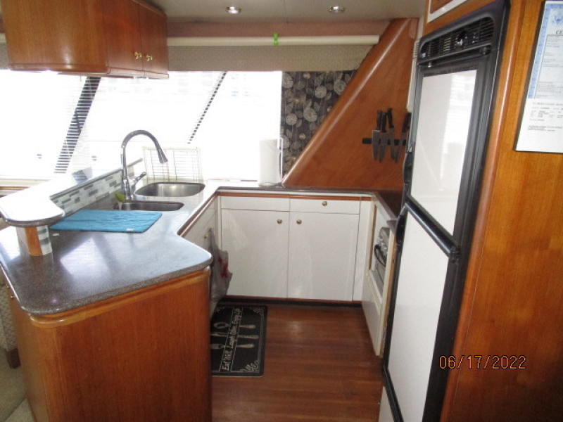 47' Bayliner galley2