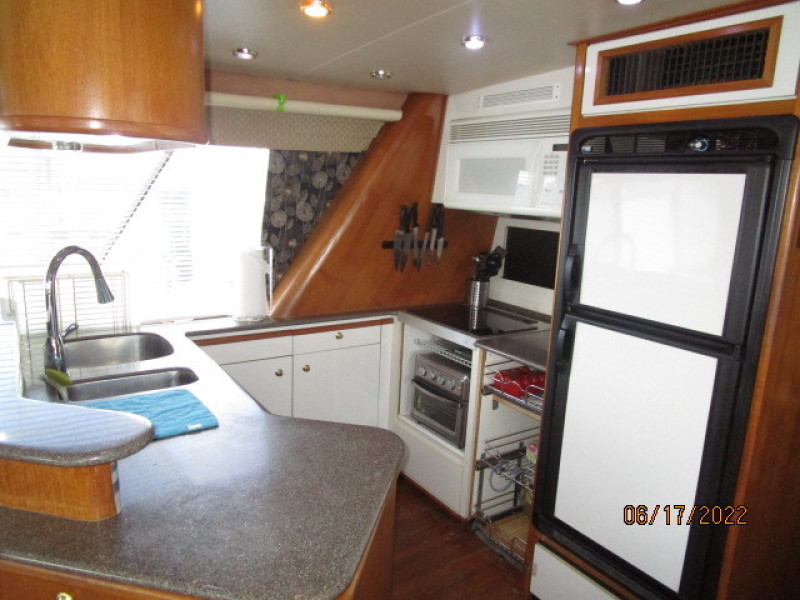 47' Bayliner galley1