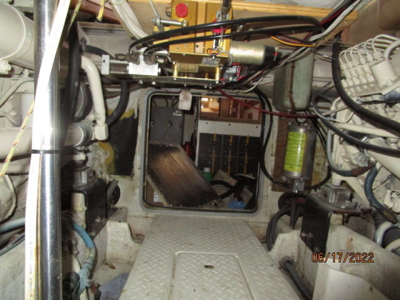 47' Bayliner engine room forward