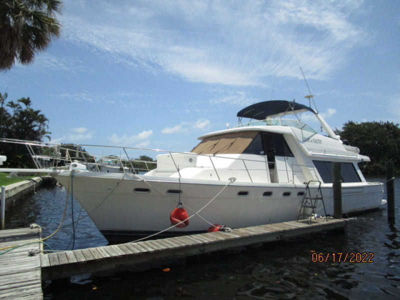 47' Bayliner port forward profile