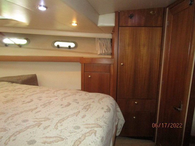 47' Bayliner master stateroom starboard